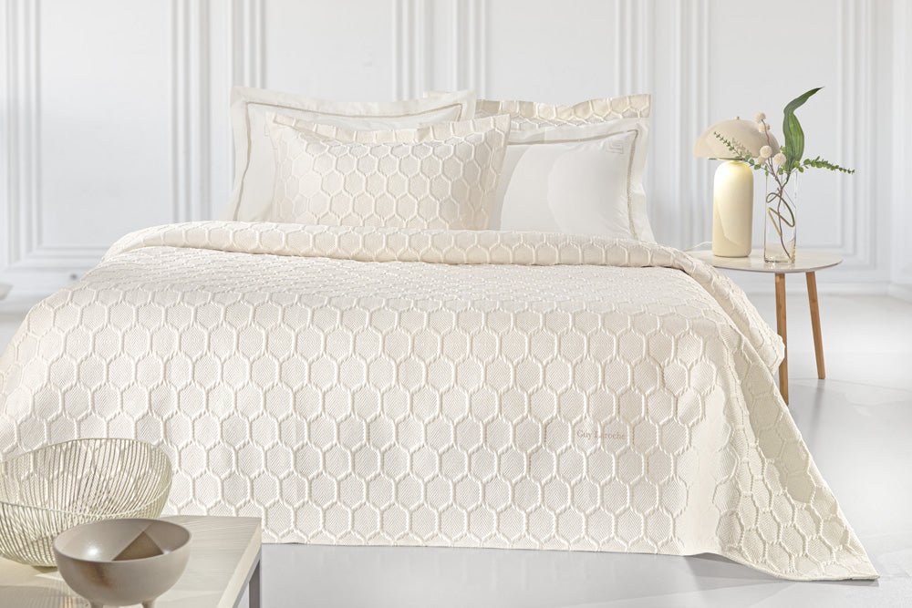 Guy Laroche Hive Ecru Quilt