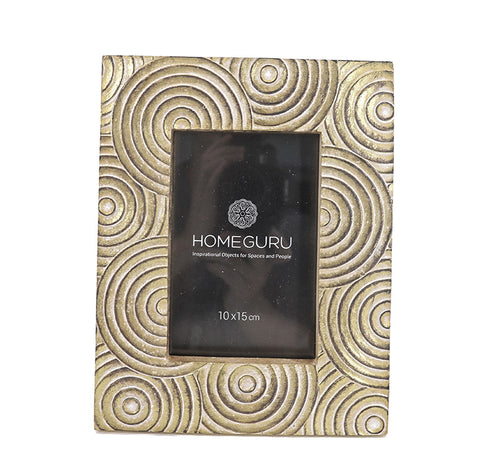 Round photo frame with gold polyresin border